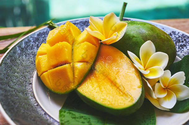 新鲜芒果在<strong>带有</strong>热带背景的木制餐桌上。 <strong>柔和</strong>的焦点。