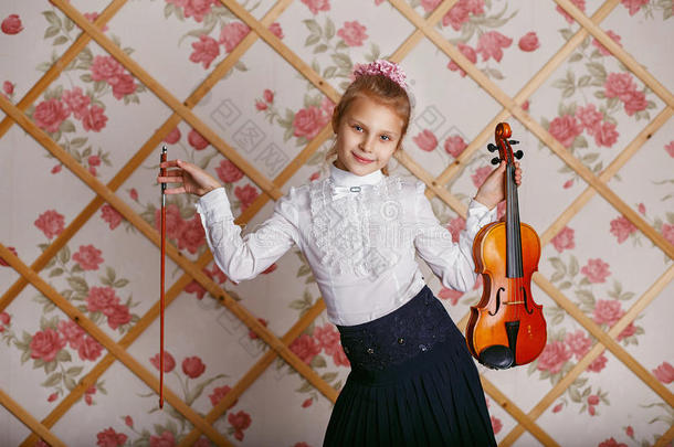 美丽的天才小女孩拉小提琴的背景壁纸与花卉图案