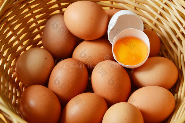 棕色和白色鸡蛋