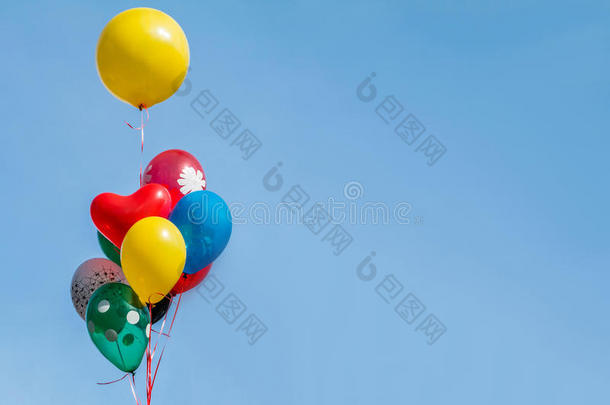 五颜六色的气球<strong>漂浮</strong>在<strong>漂浮</strong>在明亮的蓝天上。
