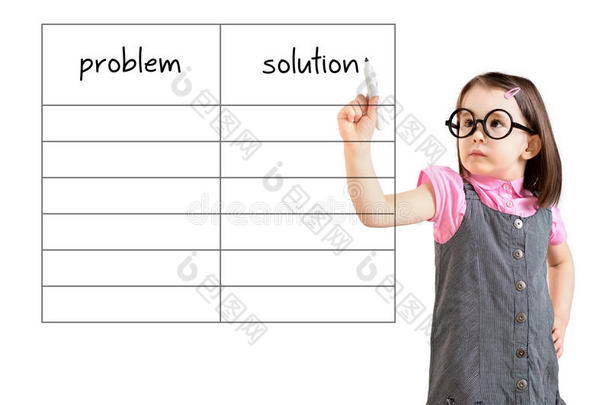 可爱的小女孩穿着商务服装，书写问题和解决方案清单空白。 白色背景。