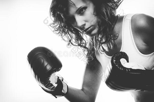 拳击手女孩用拳击手套锻炼。