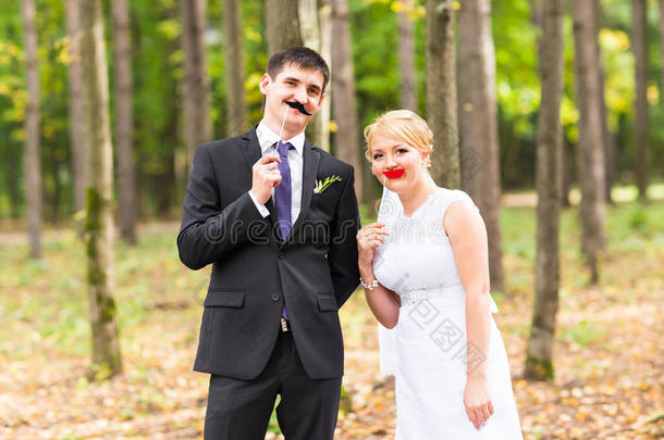 四月<strong>愚人</strong>节。 新婚夫妇假扮粘嘴唇，面具。