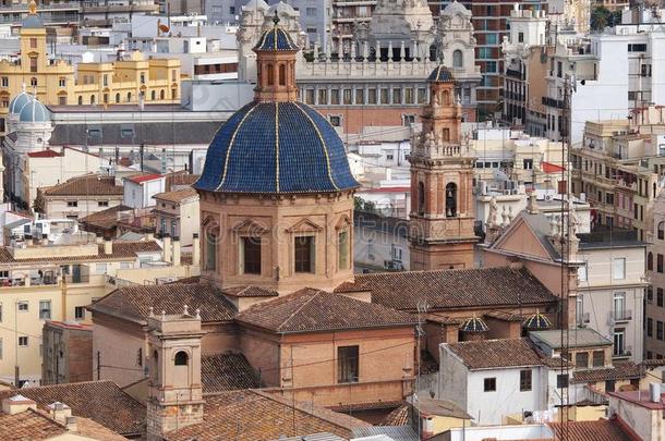 西班牙瓦莱西亚的鸟瞰，前景是圣托马斯教堂(伊格莱西亚·桑托·托马斯·阿索托尔