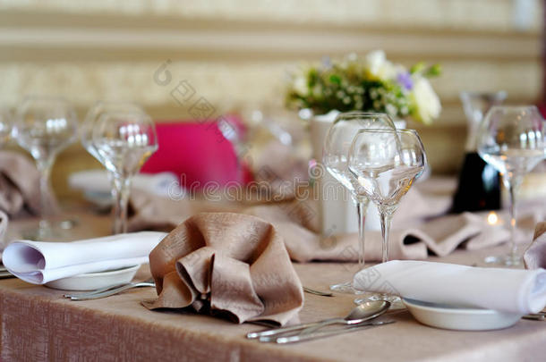 为一些节日活动或<strong>婚宴</strong>设置漂亮的桌子