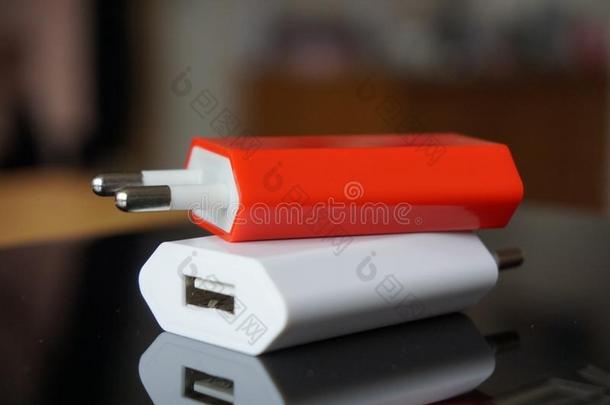 彩色电源充电器与USB连接器为一个电源点