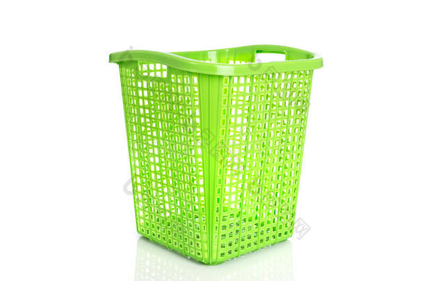 空的新绿色塑料篮子隔离在白色上