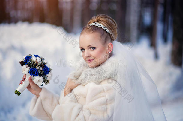 冬天森林里美丽的新娘。 明亮的冬季<strong>婚纱照</strong>