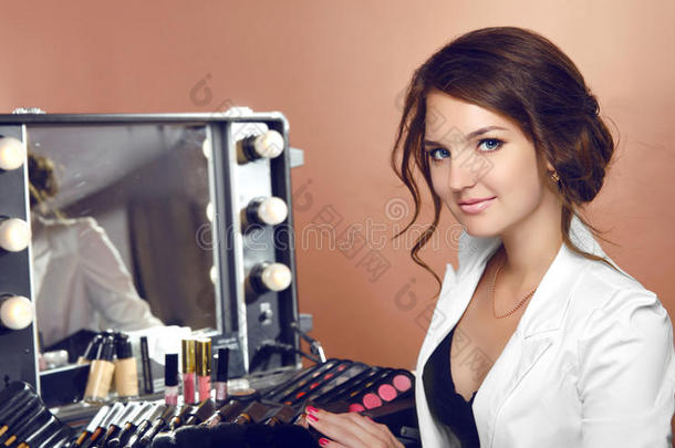美容化妆师女人用镜子化妆