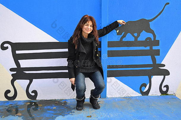 有趣的女人画长凳黑猫
