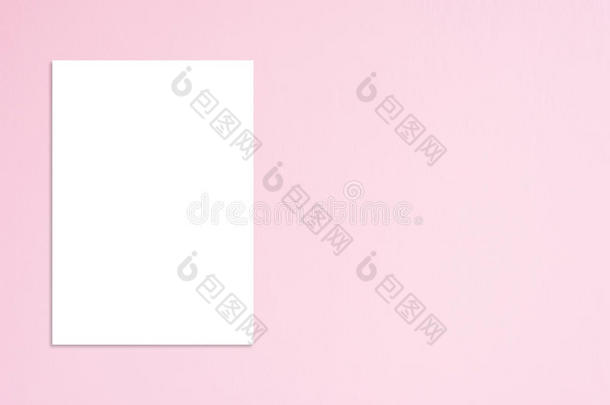 黑色白纸海报挂在粉红色混凝土墙上，模板