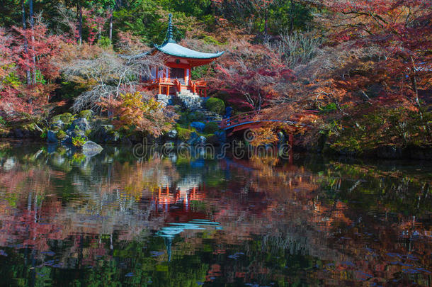 美丽的日本花园在秋季的世界遗产<strong>大吉</strong>寺