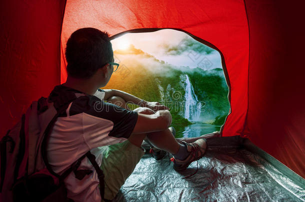 露营者在露营帐篷里寻找美丽的天然水法