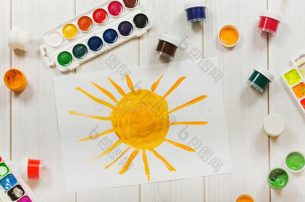 在桌面上画太阳，一个顶部的视图。 教育和艺术，创作理念。