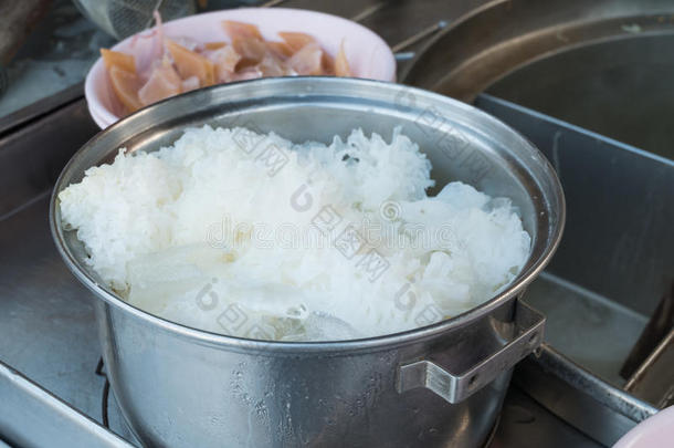 煮瓷器烹饪鱼食物