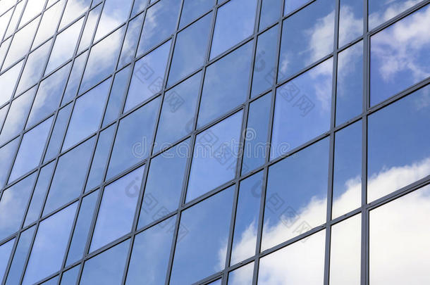 玻璃办公室立面反射云和蓝天