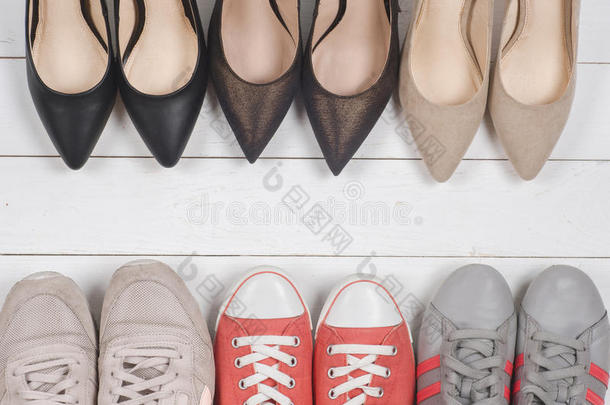 一张不同鞋子的照片，几种类型的照片，几种女鞋的设计。 皮鞋，运动鞋。 一堆v