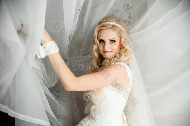 漂亮时尚优雅的金发新娘的背景是一个BU