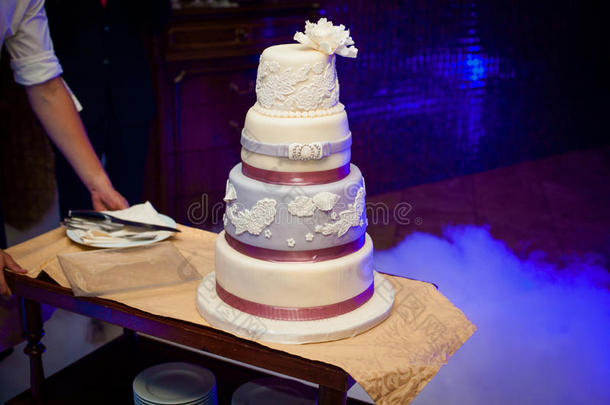 美丽华丽的豪华婚礼五颜六色的蛋糕在餐厅，庆祝婚礼