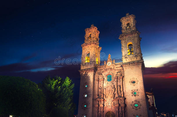 黄昏时塔斯科的圣普里斯卡教堂