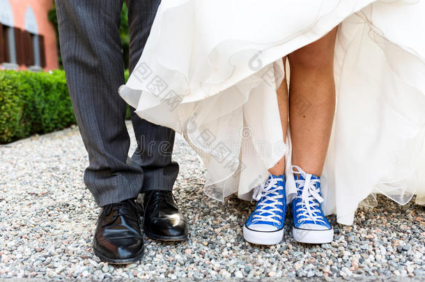 详细介绍新娘和新郎的结婚鞋