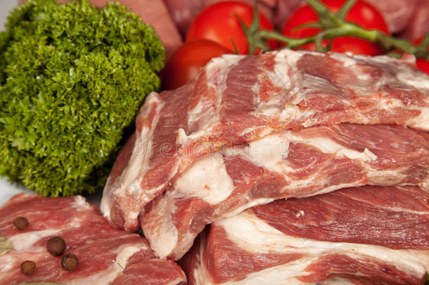 新鲜生肉背景与猪肉边缘；牛肉，火鸡和