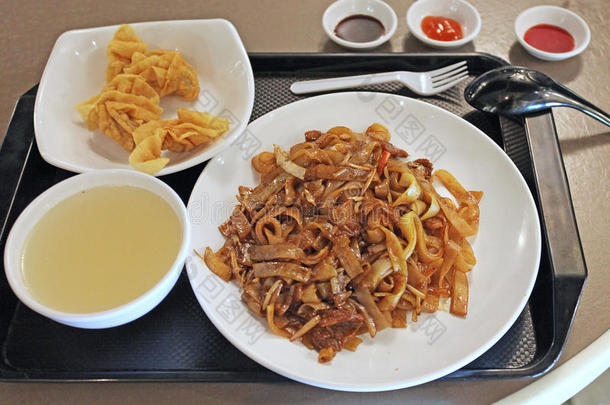 香港餐厅用牛肉和肉汤炒面