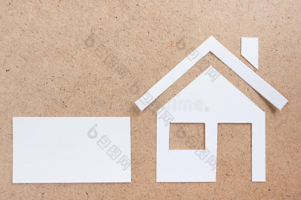空白名片与房屋数字。 房地产概念。 上面的风景。