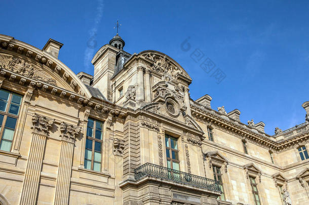 法国<strong>巴黎卢浮宫</strong>的建筑。