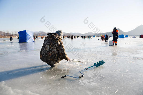 渔民在俄罗斯河<strong>上</strong>捕捉冬天<strong>的味道</strong>