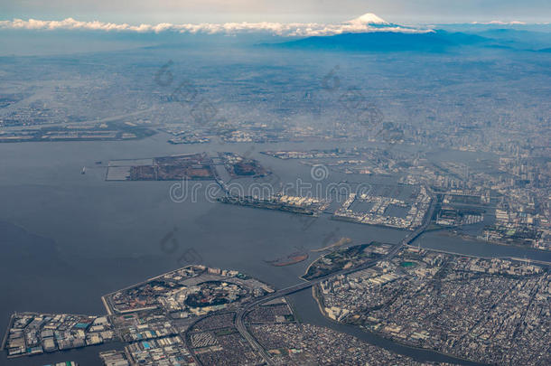 东京湾和富士山的鸟瞰图