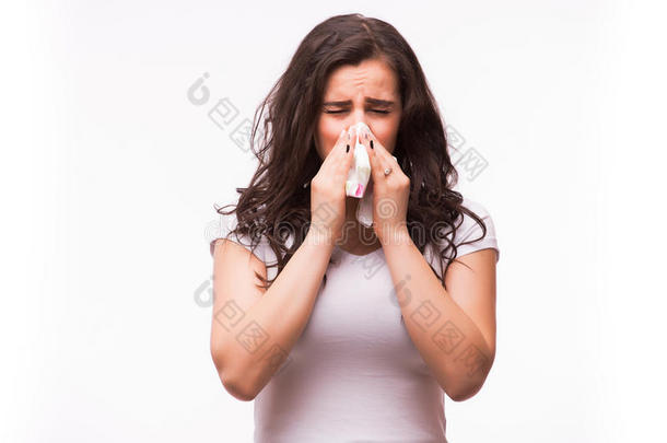 流感或感冒-打喷嚏的女人生病吹鼻子。