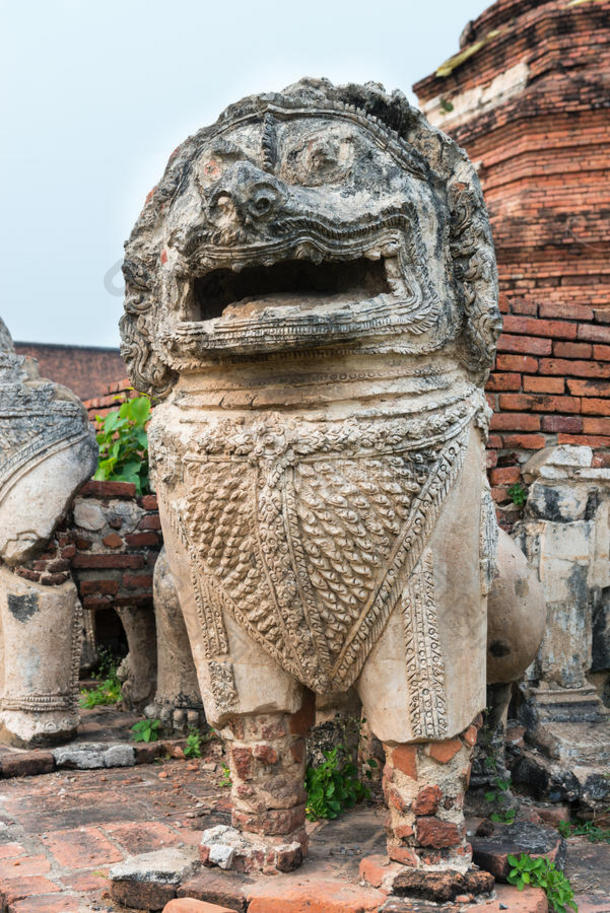 古代石狮雕塑在古代金行佛教寺庙