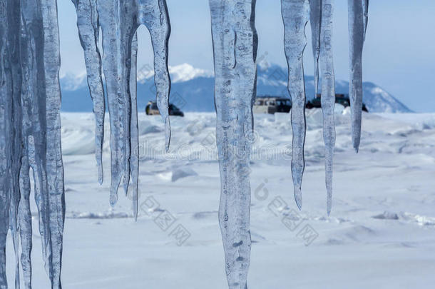 冰柱的帷幕和贝加尔冰上的旅游探险。