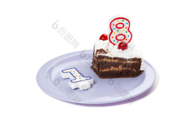 生日蛋糕，两支蜡烛和一块蛋糕