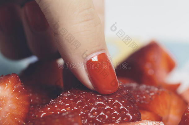 采摘红草莓