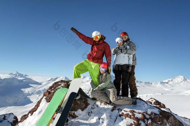 山上的滑雪运动员