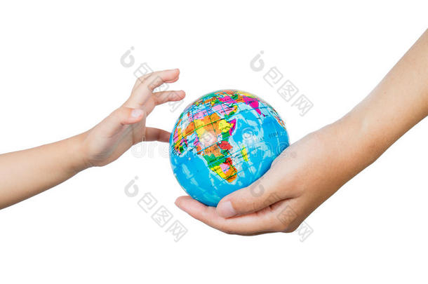 孩子和成年人手里拿着一个世界地球仪