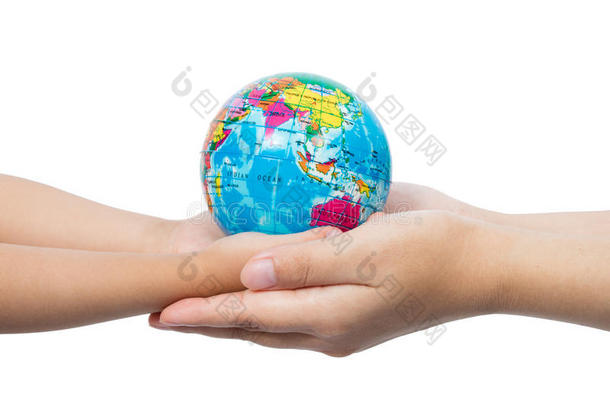 孩子和成年人手里拿着一个世界地球仪