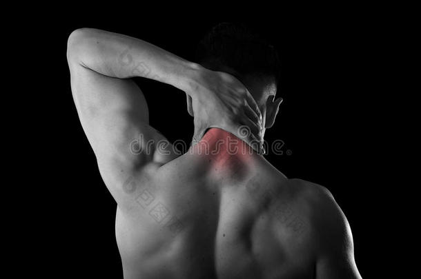 背部年轻肌肉运动男子抱着疼痛的脖子，触摸<strong>按摩颈部</strong>区域