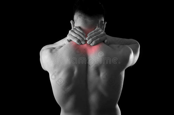 背部年轻肌肉运动男子抱着疼痛的脖子，触摸<strong>按摩颈部</strong>区域