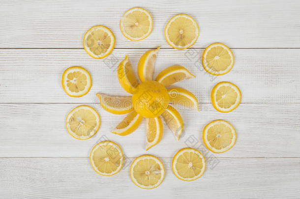 平躺的<strong>柠檬片</strong>，放置在阳光的形状和良好的<strong>装饰</strong>片周围。