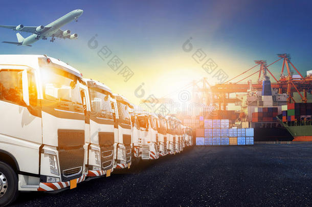 集装箱卡车，船舶在港口和货运飞机在运输
