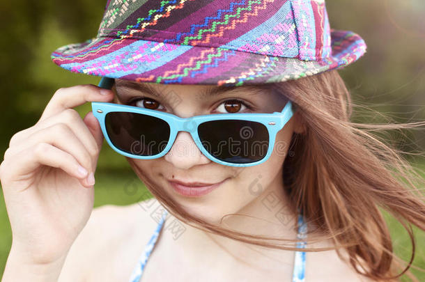 美丽的自然美小女孩女学生戴着眼镜连衣裙，阳光明媚的夏日户外清新