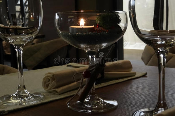 餐厅桌子上有优雅的水<strong>晶酒杯</strong>
