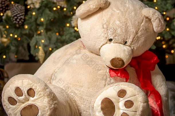 圣诞玩具；大型<strong>毛绒玩具</strong>熊；圣诞树