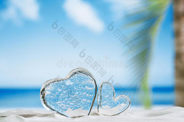 白色沙滩上的透明玻璃心