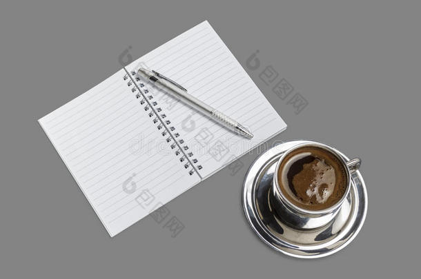 带记事本和钢笔的咖啡。