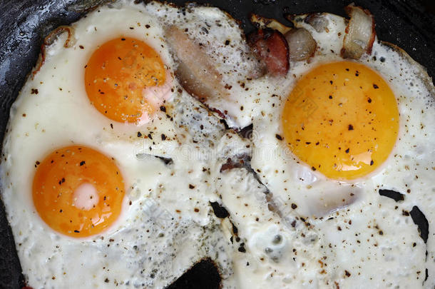 煎鸡蛋加培根在丰盛的早餐上