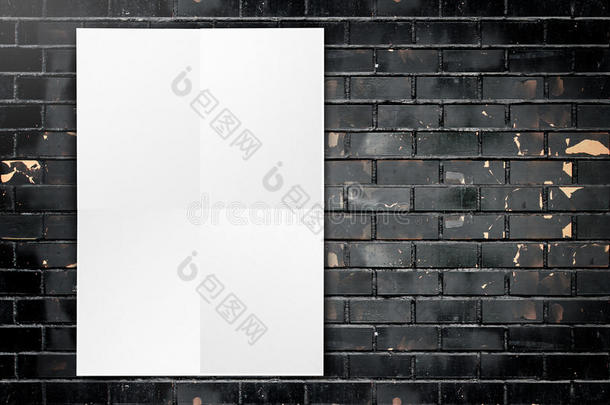 黑色白纸<strong>海报</strong>挂在灰色黑色砖墙，模板模拟添<strong>加</strong>您的文本。
